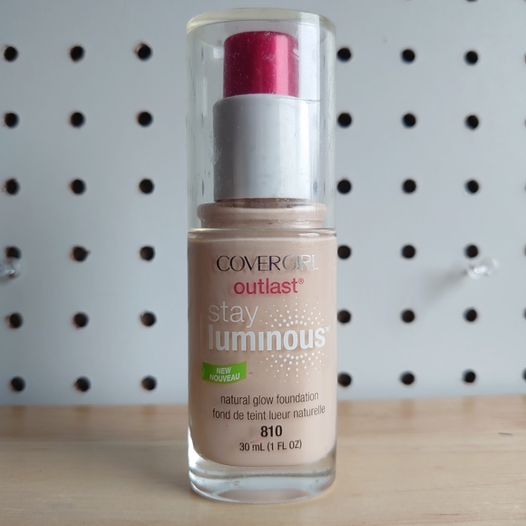 CoverGirl Outlast Stay Luminous Foundation, 810 Classic Ivory 1 fl oz (30 ml) - Picture 9 of 10